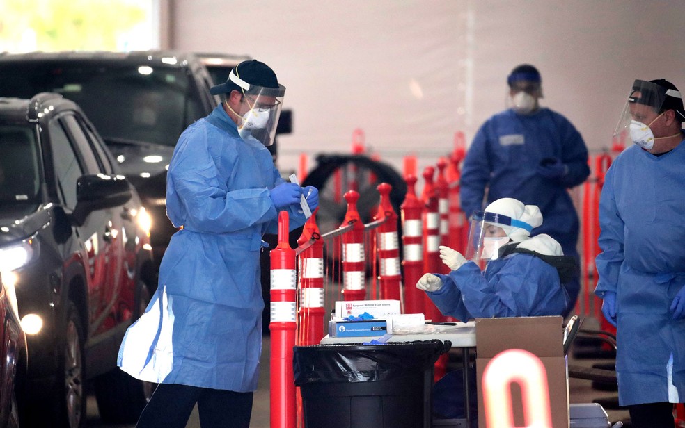 Membros da Guarda Nacional de Wisconsin atuam em centro móvel de testes de Covid-19 no Miller Park, em Milwaukee, na quinta-feira (29) — Foto: Scott Olson/Getty Images/AFP 