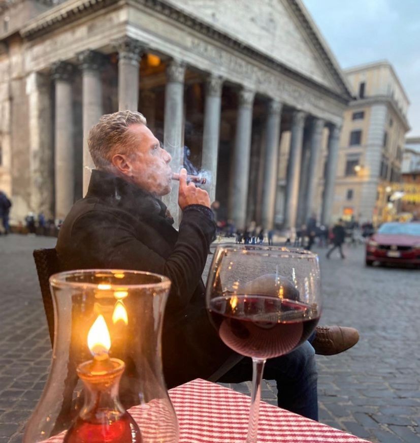 Cipriano posa com charuto e vinho numa praça em Roma, capital da Itália — Foto: Reprodução
