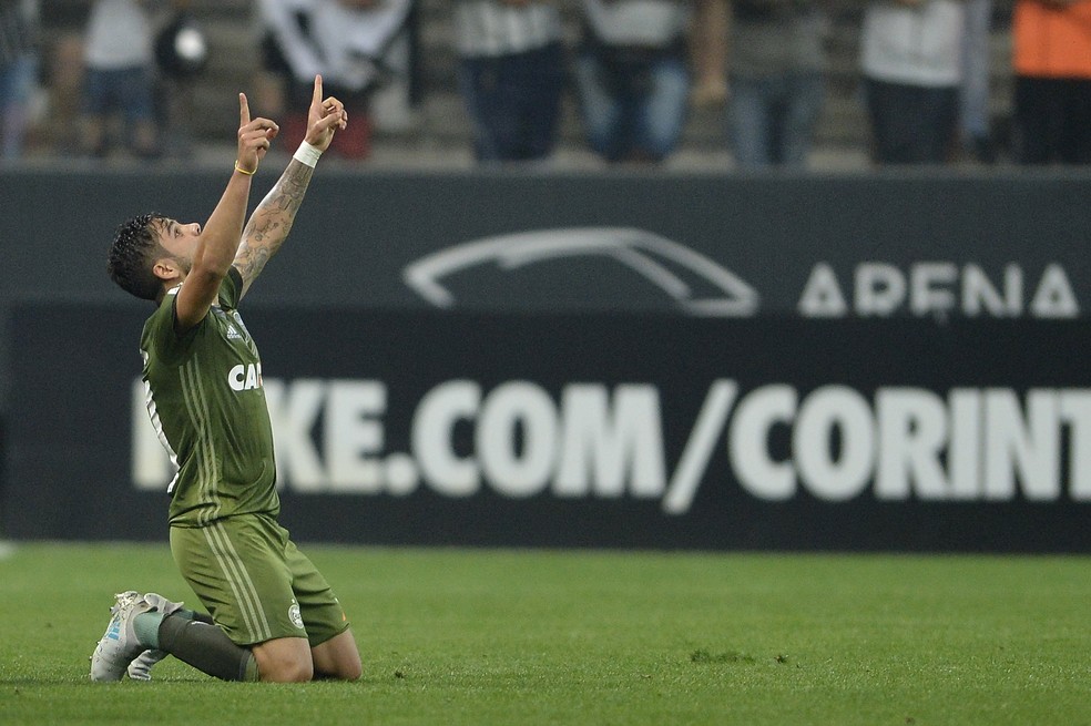 Com Luis Fabiano sentindo novas dores no joelho, Henrique Almeida entrou na mira do Vasco (Foto: Mauro Horita)