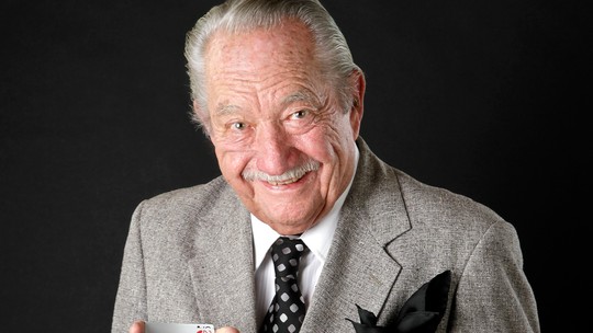 Morre Milt Larsen, mágico fundador do Magic Castle, aos 92 anos de idade