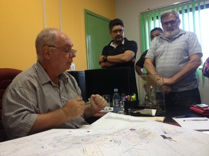 Secretário mostrou e explicou qual o planejamento para a área em que os moradores residem (Foto: Mary Porfiro/G1)
