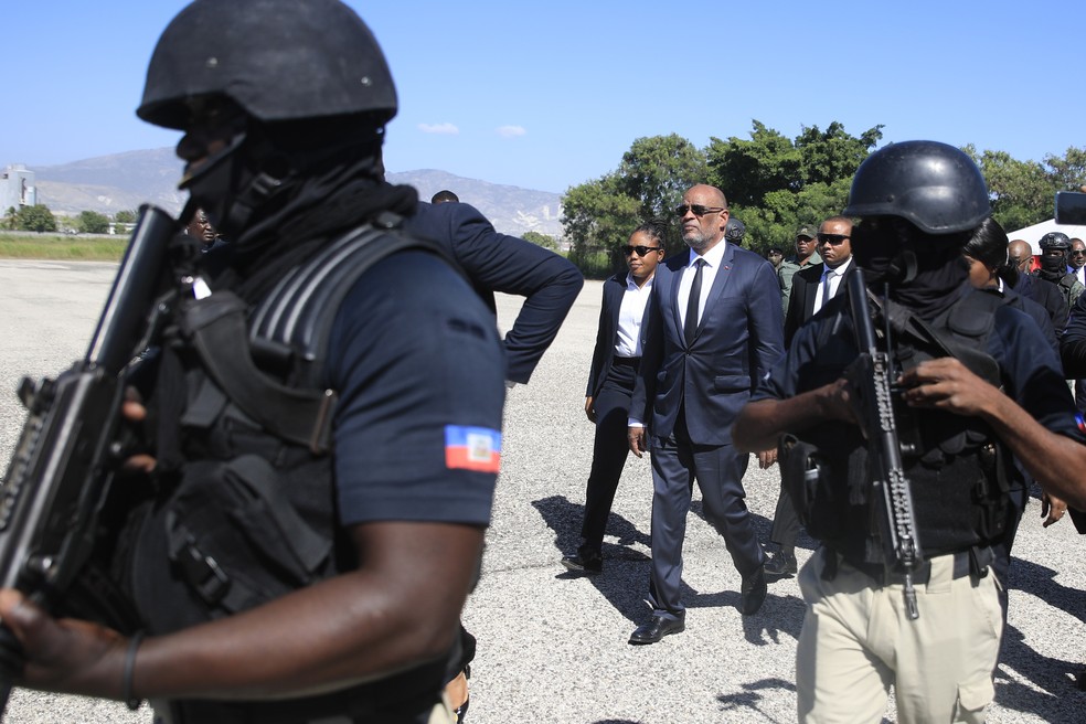 O primeiro-ministro haitiano, Ariel Henry, parte após participar de uma cerimônia de formatura para novos membros das forças armadas do país em Porto Príncipe, Haiti, quinta-feira, 22 de dezembro de 2022 — Foto: AP Photo/Odelyn Joseph