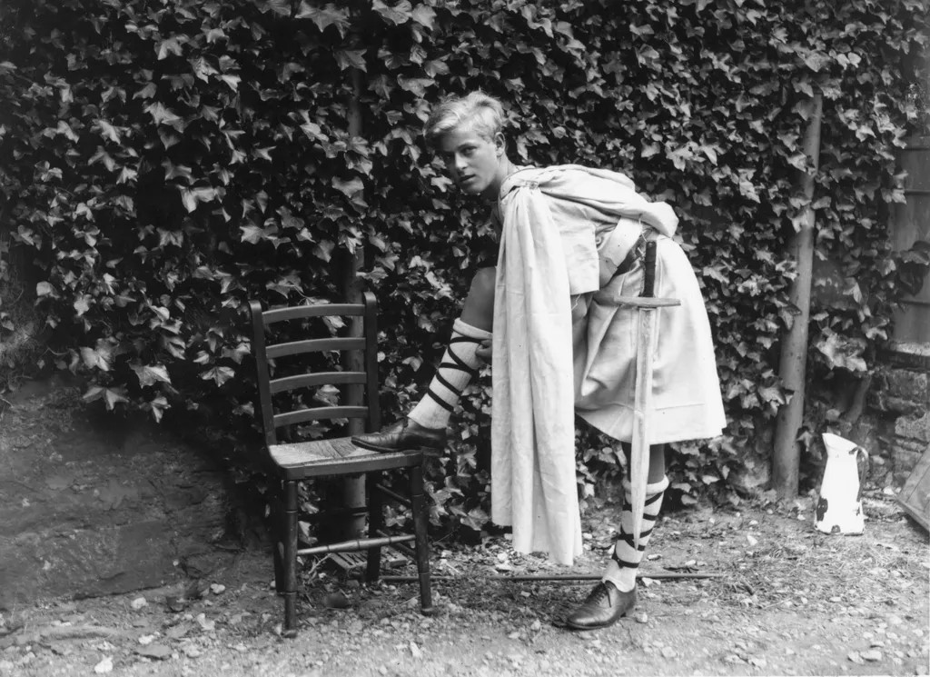 Fantasiado para uma produção escolar de Macbeth na Gordonstoun School na Escócia (1935) (Foto: Getty Images)