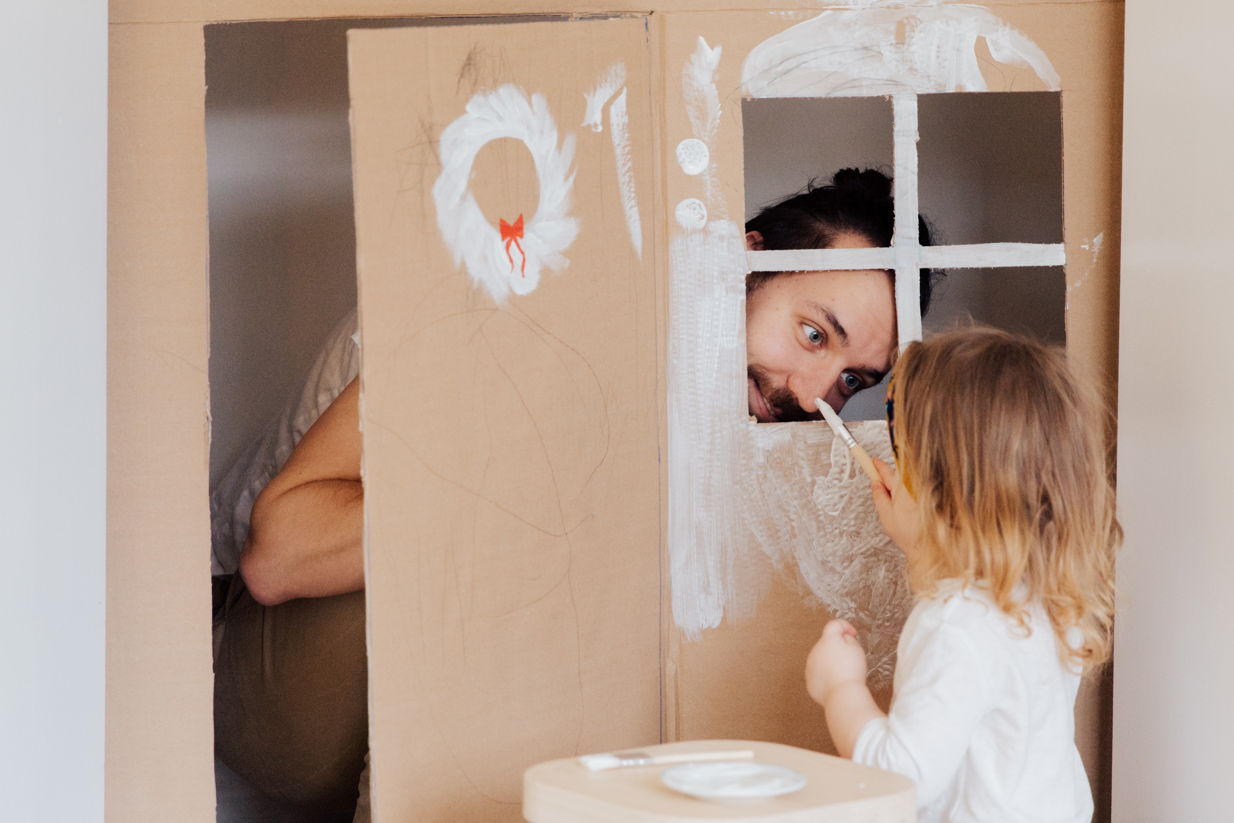Pai e filha brincando de casinha  (Foto: Tatiana Syrikova/Pexels)