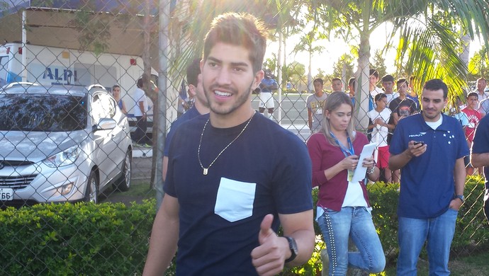 Curtinha: Lucas Silva visita antigos companheiros na Toca da Raposa II