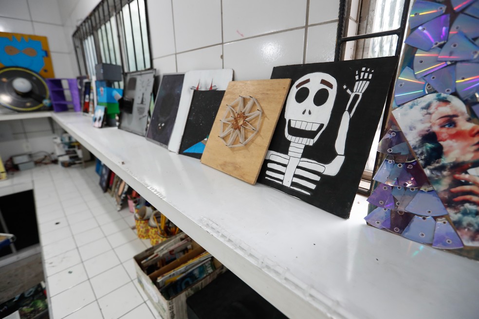 Algumas obras que eles produziram com o material descartado — Foto: JL Rosa
