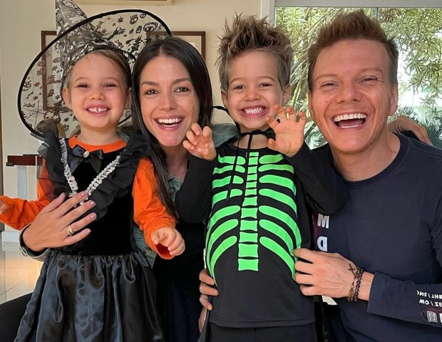 Thais Fersoza mostra empolgação de filhos com Michel Teló em primeiro Halloween da família (Foto: Instagram)