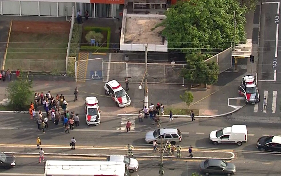 Viaturas da polÃ­cia foram enviadas para local onde PM foi alvo e tentativa de assalto na Avenida Conselheiro CarrÃ£o, em SÃ£o Paulo, nesta terÃ§a-feira (9) â Foto: ReproduÃ§Ã£o/TV Globo