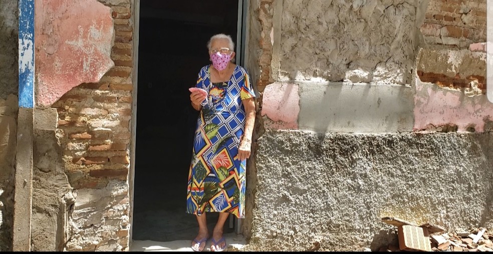 Maria Lourdes produz as máscaras em casa, em Mossoró, RN — Foto: Cedida