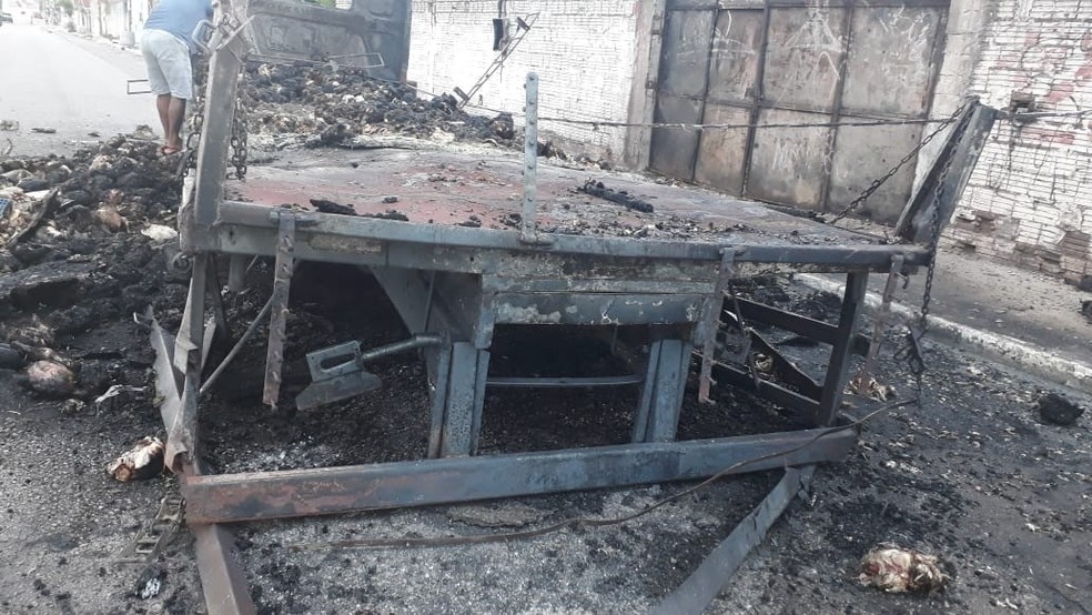 Caminhão carregado com cerca de 2 mil frangos foi queimado por criminosos em Caucaia, na Grande Fortaleza — Foto: Arquivo Pessoal