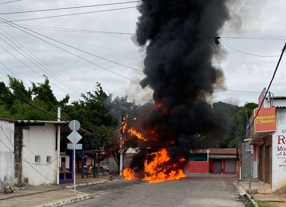 Ônibus incendiado em Natal — Foto: Pedro Trindade/Inter TV Cabugi