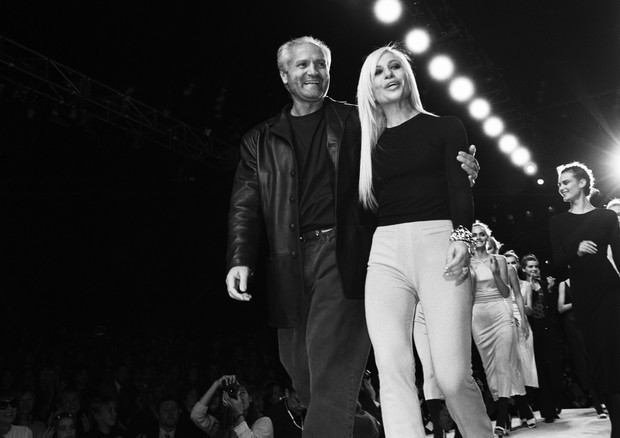 NEW YORK - MARCH 1996:  Fashion designers Gianni Versace (1946 -1997) and Donatella Versace on the runway after a Versace fashion show in March 1996 in New York City, New York. (Photo by Catherine McGann/Getty Images) (Foto: Getty Images)