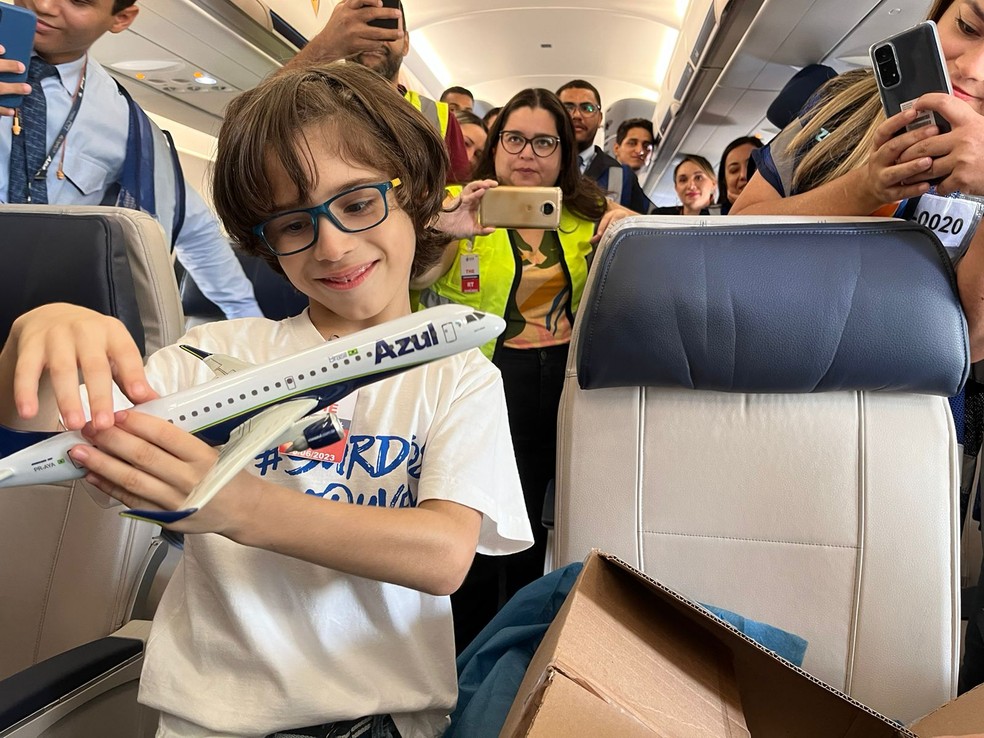 Menino de sete anos com paralisia cerebral leve e surdez ganha festa surpresa dentro de avião, em Teresina — Foto: Isabela Leal/ g1 Piauí