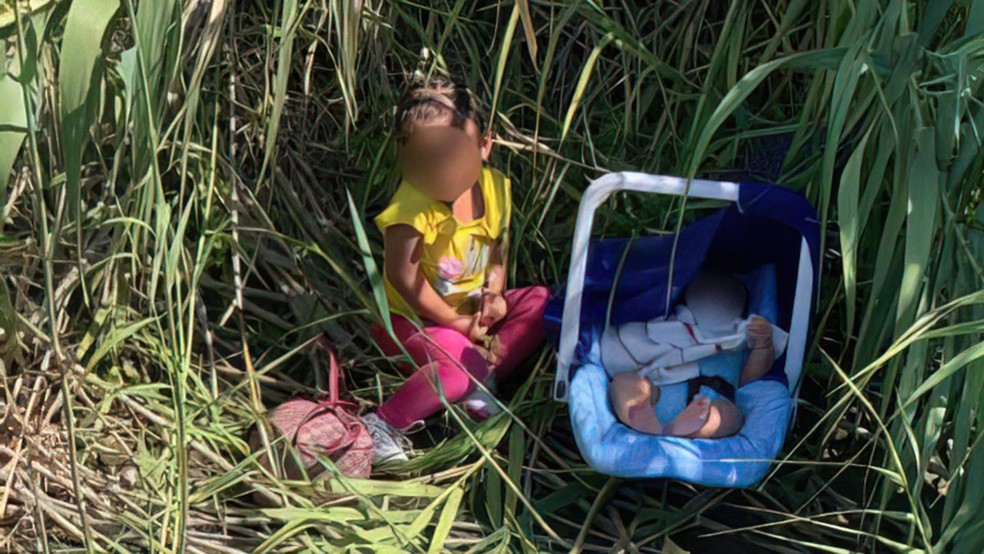 Crianças encontradas na fronteira dos EUA com México — Foto: CBP/Fox News