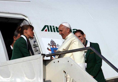O papa Francisco durante o embarque do voo que o trará de Roma para o Rio de Janeiro (Foto: Agência EFE)