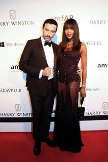 Naomi Campbell de Givenchy e joias Ara Vartanian ao lado de Riccardo Tisci    