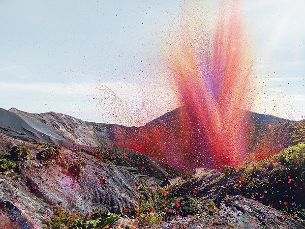 Erupção de vulcão teve pétalas de flores, em vez de lava (Foto: Nick Meek )