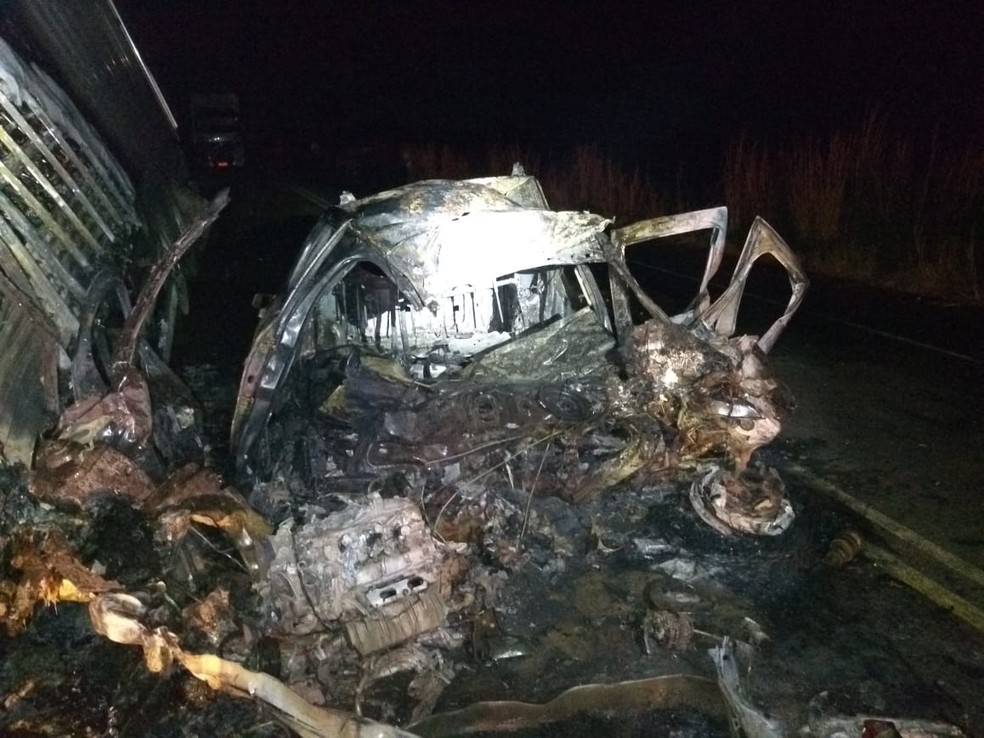 Carro ficou completamente destruÃ­do apÃ³s bater e pegar fogo (Foto: PRF/DivulgaÃ§Ã£o)