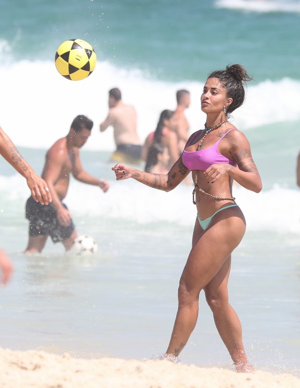 Aline Riscado joga altinha na praia da Barra da Tijuca (Foto: Dilson Silva/AgNews)