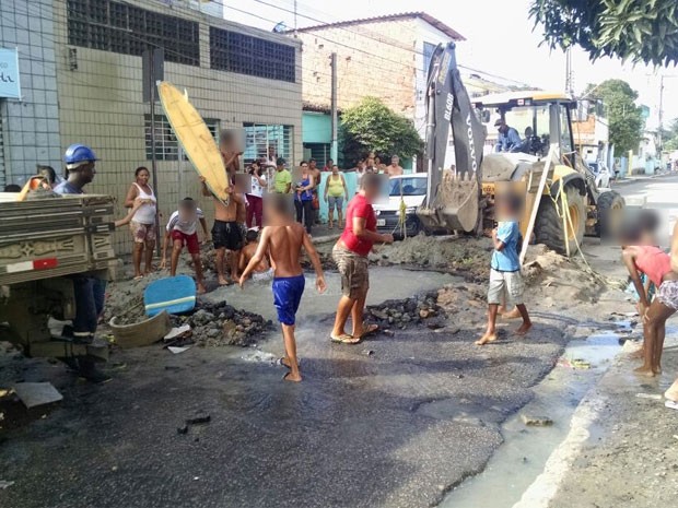 Compesa diz que troca de cano tinha sido finalizada, mas moradores teriam quebrado local de novo (Foto: Bruno Grubertt / TV Globo)