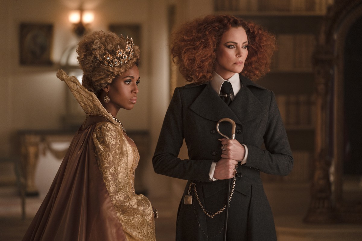The School for Good and Evil (L-R) Kerry Washington as Professor Dovey, Charlize Theron as Lady Lesso. Cr. Helen Sloan / Netflix © 2022 (Foto: Helen Sloan/Netflix © 2022)