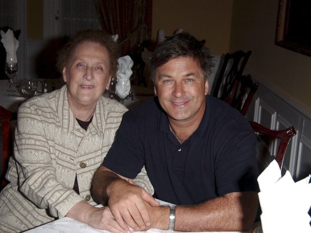 Alec Baldwin e a mãe, Carol M. Baldwin, em 2004 (Foto: Getty Images)