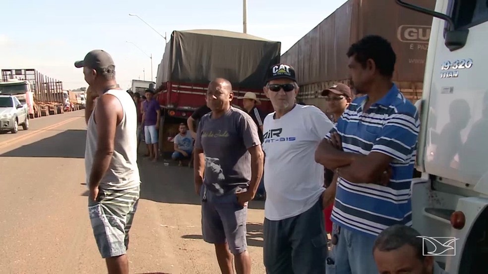 Em Balsas, cerca de mil caminhões estiveram parados na manhã desta quarta (23), em protesto (Foto: Reprodução/TV Mirante)