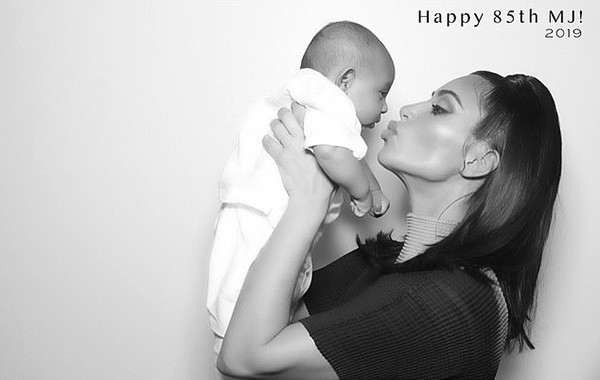 Kim Kardashian com o filho caçula Psalm West (Foto: Instagram)