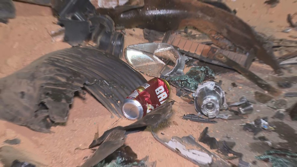 Destroços e lata de cerveja no local do acidente. — Foto: Marcelo Abreu/TV Globo 
