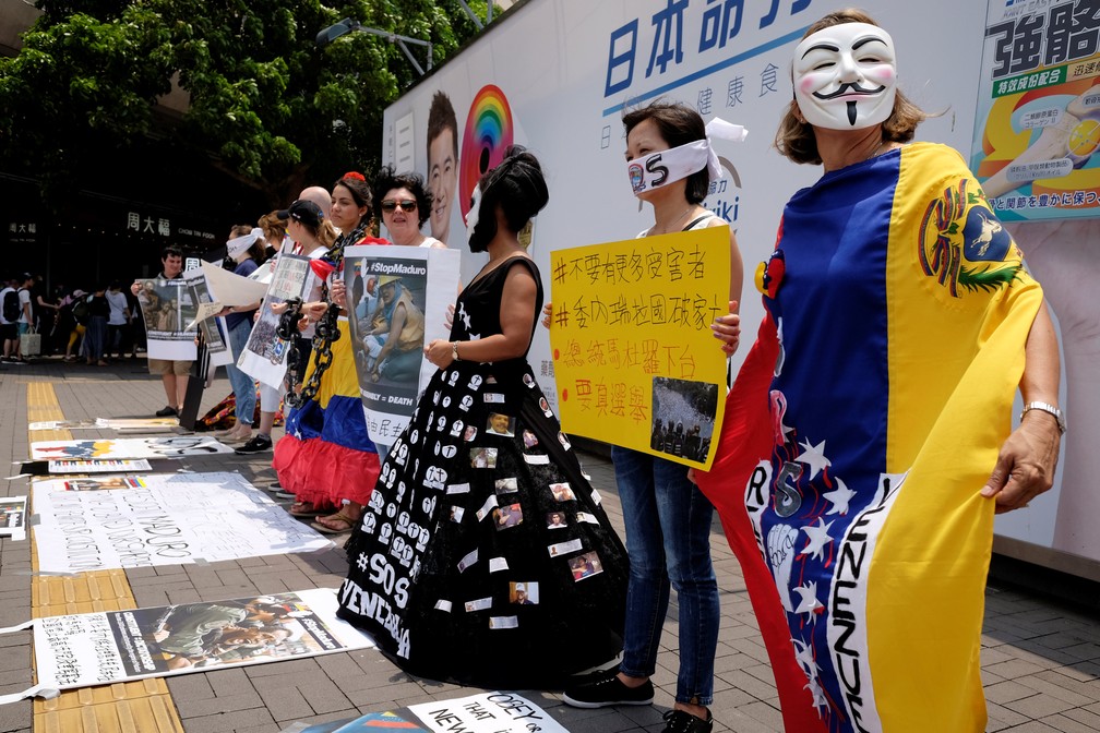 Protesto em Hong Kong contra a votação da Constituinte na Venezuela (Foto: Bobby Yip/Reuters)