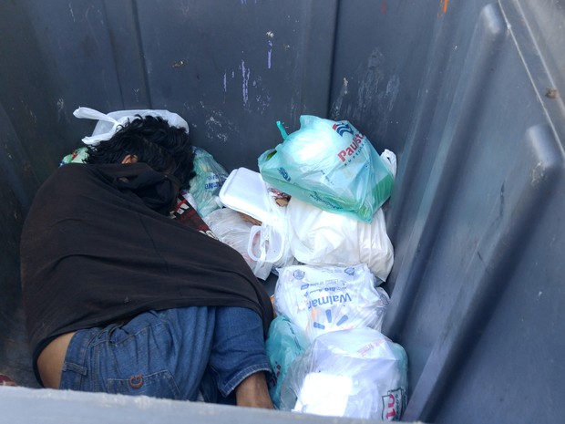Homem vive há três anos dentro de container de lixo (Foto: Jomar Bellini / G1)