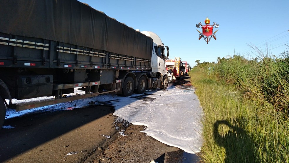Acidente entre dois caminhões na BR-020, no DF — Foto: Corpo de Bombeiros/Divulgação