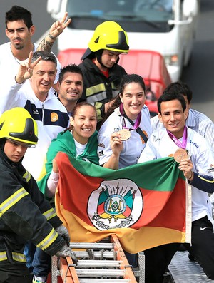 Mayra Aguiar e Felipe Kitadai no desembarque do judô no Rio Grande do Sul (Foto: RBS)
