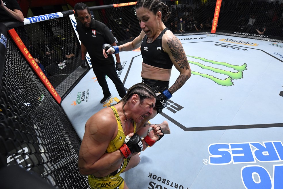 Karol Rosa venceu Bethe Correia por decisão unânime (30-27, 30-27e 30-26) — Foto: Getty Images