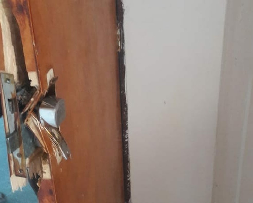 Porta da sacristia da igreja de Nossa Senhora de Guadalupe foi arrombada  (Foto: Divulgação)