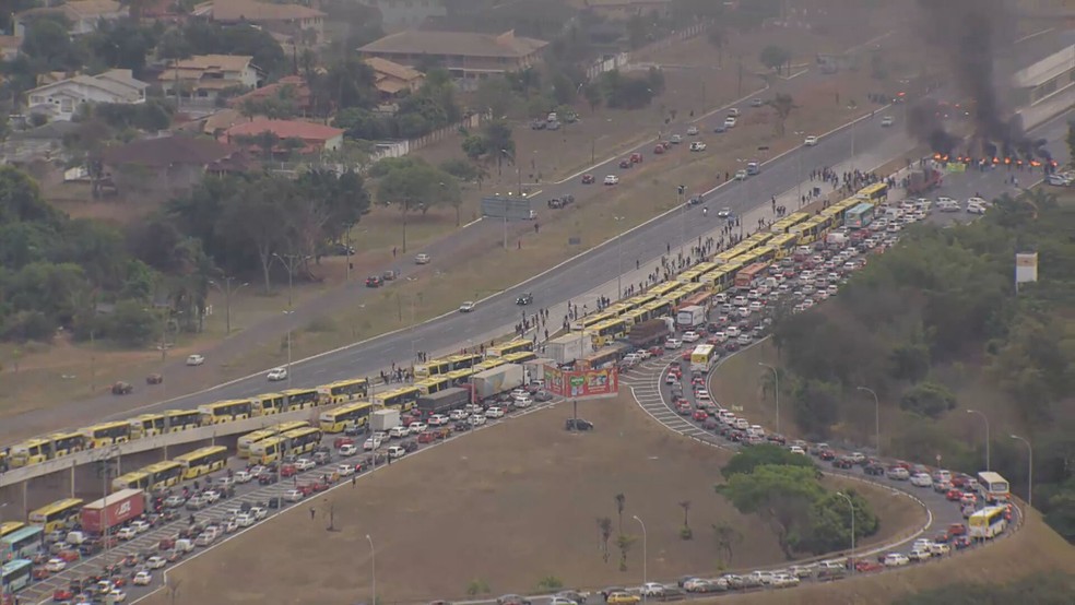 Manifestantes ateiam fogo em pneus e bloqueiam BR-040, no sentido Brasília — Foto: TV Globo/Reprodução