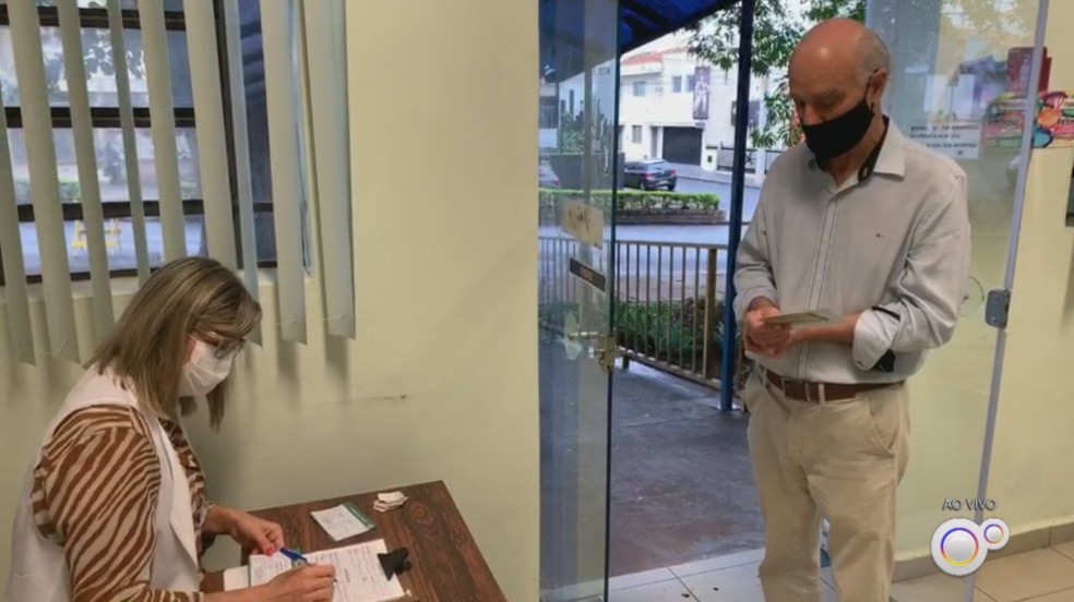 Antes de tomar a primeira dose da vacina, os idosos a partir de 77 anos devem fazer um cadastro diretamente nas unidades de saúde — Foto: Reprodução/ TV Tem