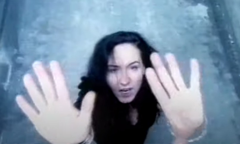 Sandra McKenzie em um clipe da banda Goldbug (Foto: Reprodução/YouTube)