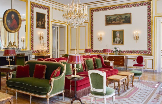 O design interior do edifício, que apresenta móveis de época, lustres e muitas obras de arte, foi parcialmente inspirado no estilo pessoal de Luís XVI. (Foto: Reprodução/ airelles.com)