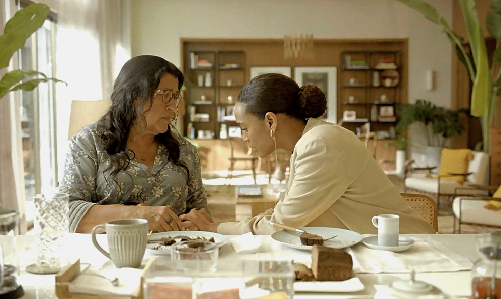 Vitória (Taís Araujo) garante a Lurdes (Regina Casé) que fará de tudo para ajudar Magno em 'Amor de Mãe' — Foto: Globo