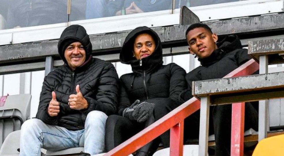 Guilherme Smith com os pais Luiz Cláudio e Sueli Carvalho. — Foto: Reprodução/Redes Sociais