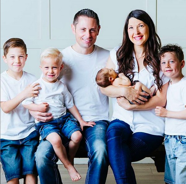 O youtuber canadense Grant Thompson com os filhos e a esposa (Foto: Instagram)