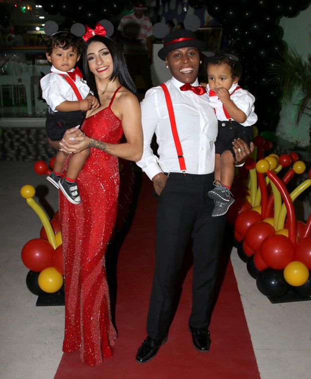 Pepê e Thalyta Santos com os gêmeos (Foto: Thiago Duran/AgNews)