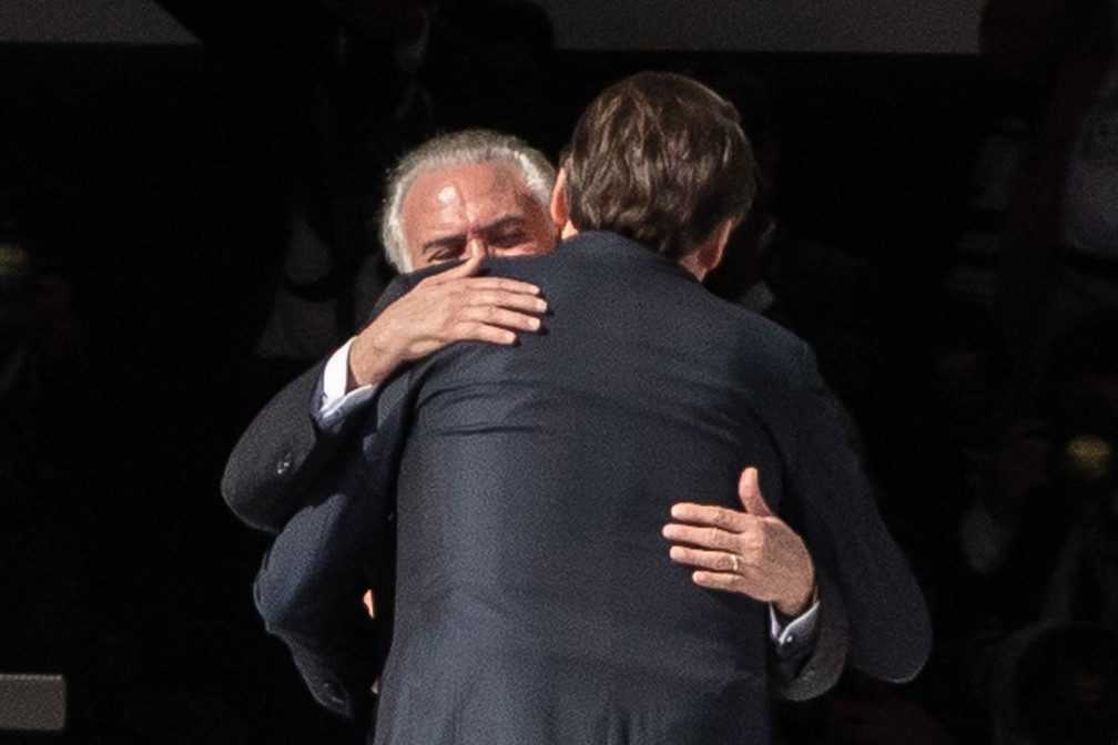 Michel Temer e Jair Bolsonaro se abraçam no Palácio do Planalto, antes da passagem da faixa presidencial — Foto: Fábio Tito/G1