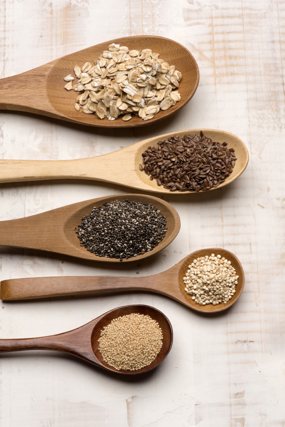 Aveia, linhaça, chia, quinoa e amaranto são exemplos de cereais e sementes ricos em fibras eu atleta — Foto: Istock Getty Images