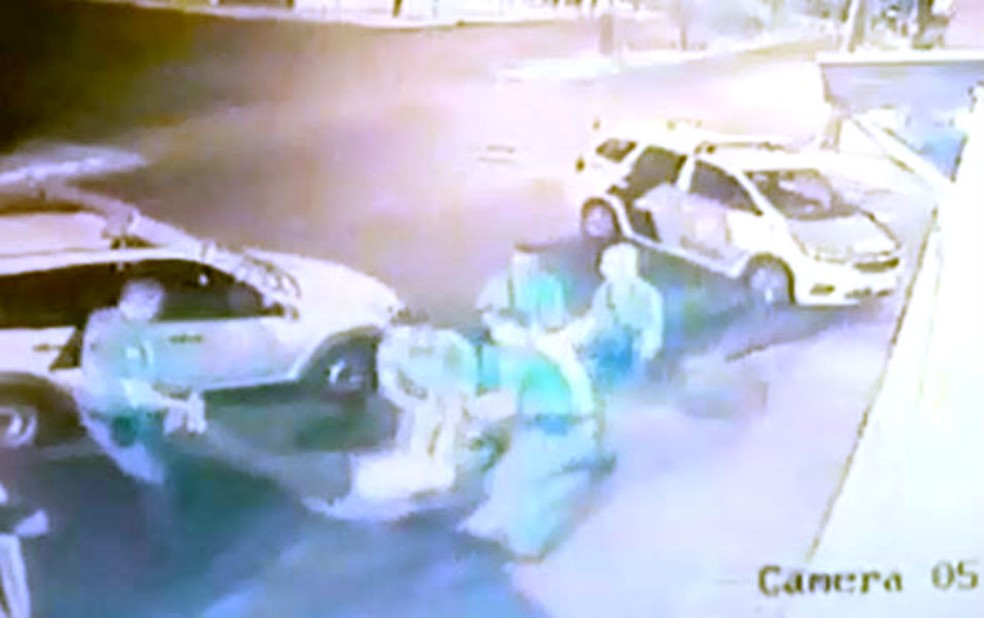Suspeito que morreu após abordagem da PM foi agredido por quatro policiais em Bauru — Foto: Câmeras de segurança/Reprodução