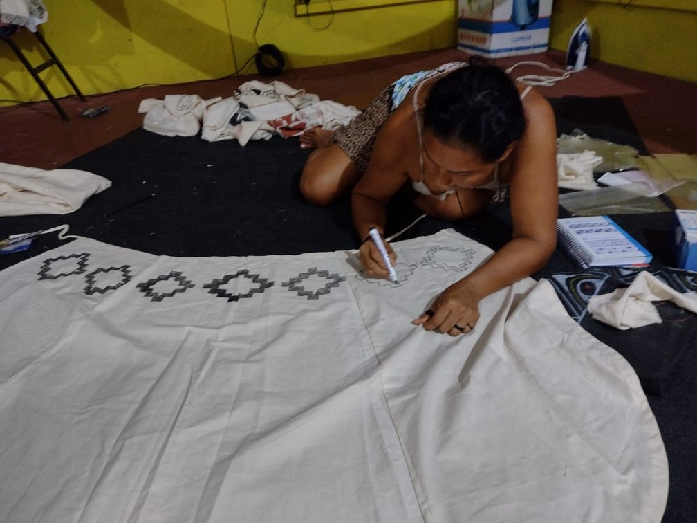 Processo de produção das roupas com grafismos indígenas — Foto: Arquivo pessoal