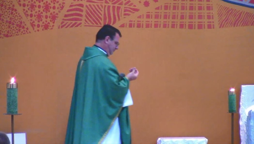 Padre pega projétil no altar da igreja, em Vitória — Foto: Reprodução