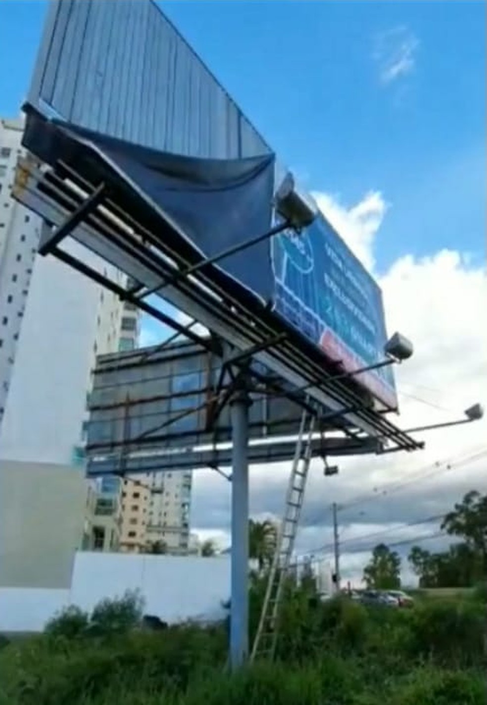 Homem morreu por descarga elétrica, enquanto fazia manutenção de um outdoor em Águas Claras, no DF — Foto: CBMDF/Divulgação