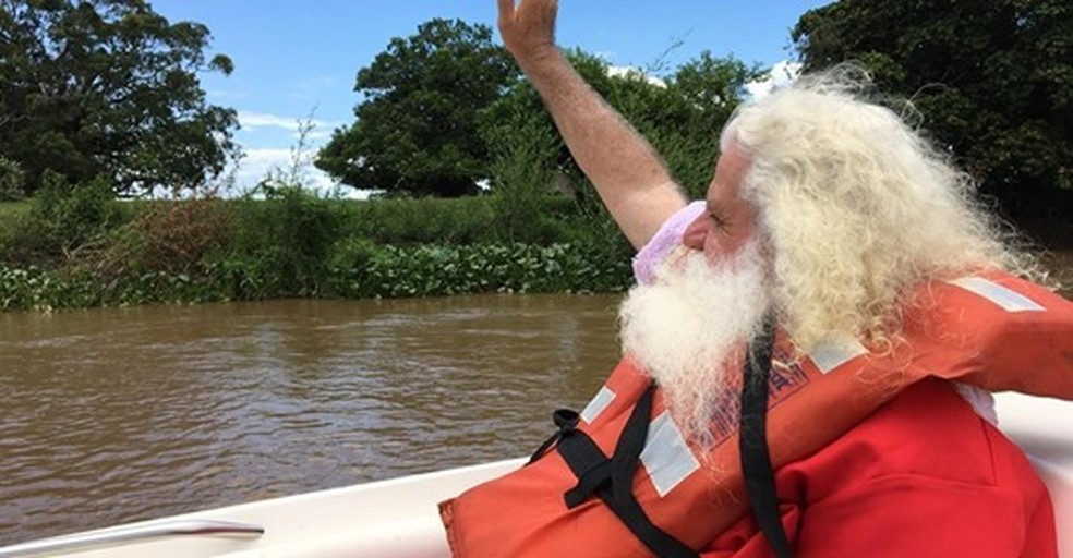 Papai Noel Pantaneiro ficará no bioma, próximo a comunidades ribeirinhas, por uma semana para realizar as entregas — Foto: Energisa